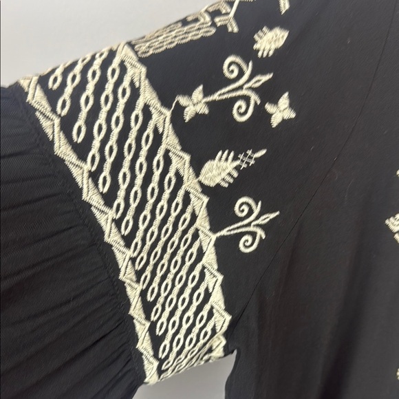 Chelsea & Theodore Black Boho Embroidered Peasant with Bell Sleeve Size Large - Picture 5 of 12